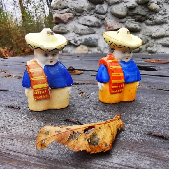 Vintage Ceramic Men in Sombreros Salt and Pepper Shakers - Picture 2 of 13